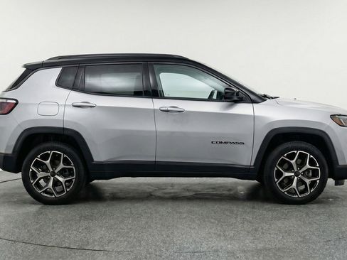 Used 2025 Jeep Compass Limited image 11