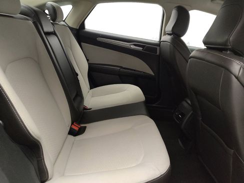 Used 2020 Ford Fusion SE w/ Equipment Group 151A FWD image 19