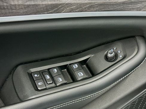 Used 2023 Jeep Grand Cherokee Limited image 15