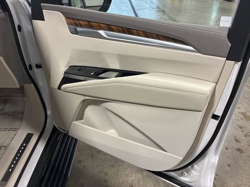 Used 2025 Cadillac Escalade Sport Platinum w/ LPO, ONYX Package image 19