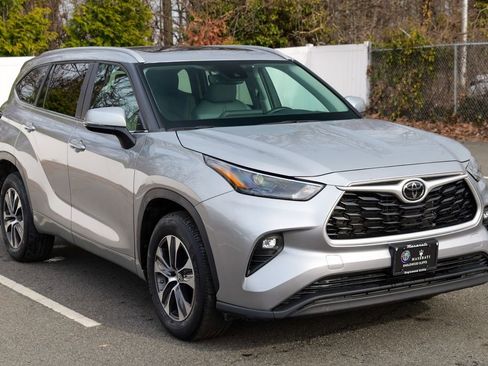 Used 2023 Toyota Highlander XLE image 9