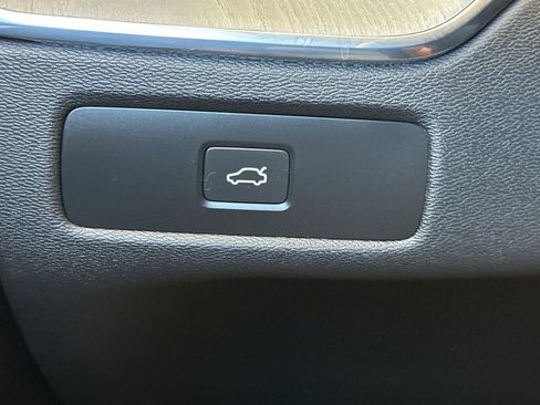 Certified 2025 Volvo XC60 B5 Plus AWD/4WD image 33