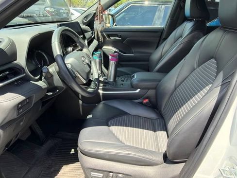 Used 2023 Toyota Highlander XSE FWD image 5