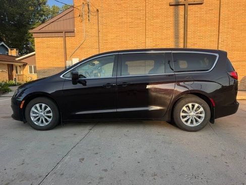 Used 2017 Chrysler Pacifica Touring w/ Tire & Wheel Group FWD image 22