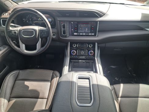 Used 2024 GMC Yukon XL Denali w/ Advanced Technology Package AWD/4WD image 14