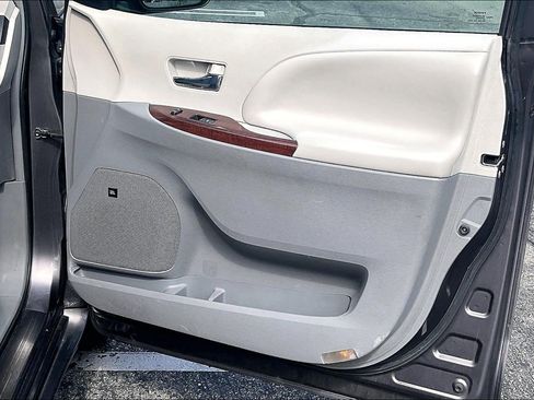Used 2013 Toyota Sienna XLE w/ Premium Pkg FWD image 22