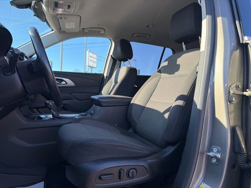 Used 2018 Chevrolet Traverse LT image 9