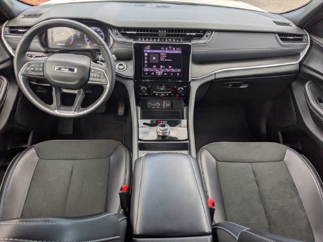 Used 2025 Jeep Grand Cherokee Altitude AWD/4WD image 17