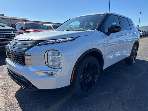 New 2026 Mitsubishi Outlander LE FWD image 3