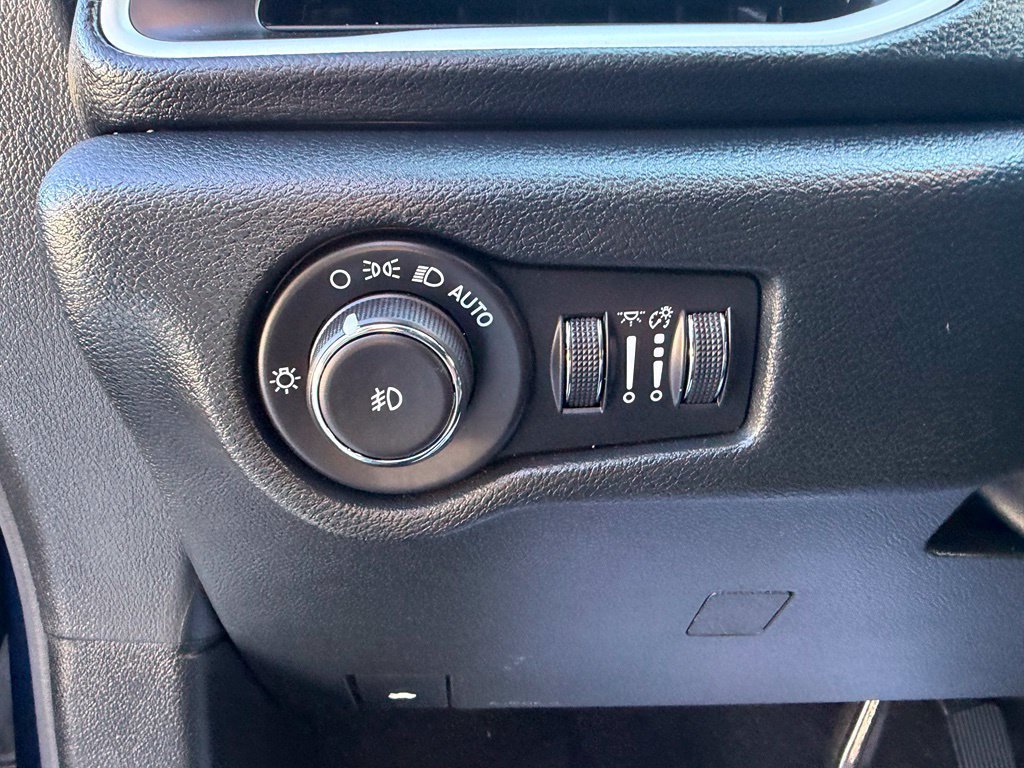 Used 2025 Chrysler Pacifica Select FWD image 13