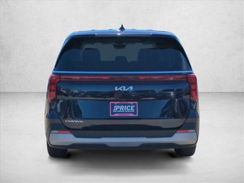 Used 2025 Kia Carnival image 7