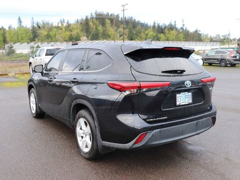 Used 2023 Toyota Highlander LE image 7
