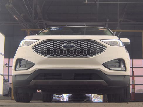 Used 2024 Ford Edge SEL w/ Convenience Package AWD/4WD image 3