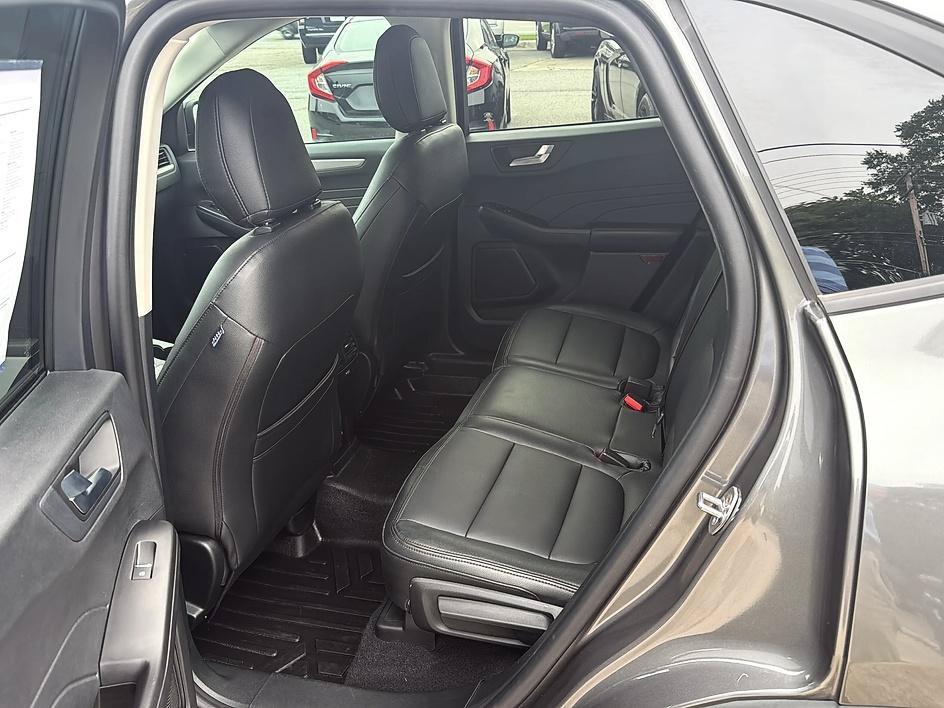 Used 2021 Ford Escape SE w/ SE Sport Appearance Package FWD image 19