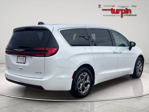 Used 2024 Chrysler Pacifica Limited FWD image 5