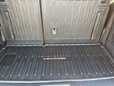 Used 2024 Toyota Highlander XLE image 11