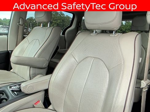 Used 2020 Chrysler Pacifica Limited w/ Tire & Wheel Group FWD image 12