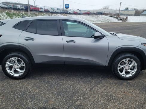 Used 2024 Chevrolet Trax LS w/ LS Convenience Package image 14