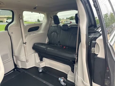 Used 2022 Chrysler Pacifica Touring-L FWD image 20