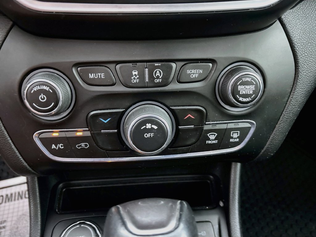 Used 2019 Jeep Cherokee Latitude Plus w/ Cold Weather Group AWD/4WD image 16