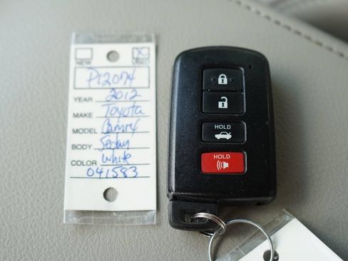 Used 2012 Toyota Camry XLE w/ Leather Pkg FWD image 33