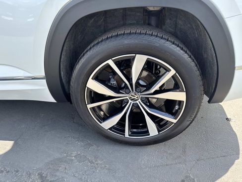 Certified 2025 Volkswagen Atlas SEL Premium R-Line image 8