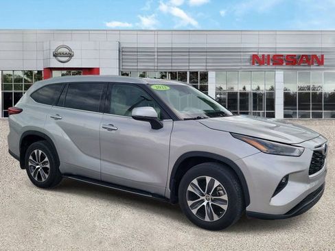 Used 2022 Toyota Highlander XLE AWD/4WD image 2
