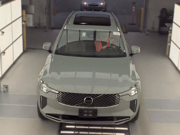 Certified 2026 Volvo XC90 B6 Plus AWD/4WD image 2