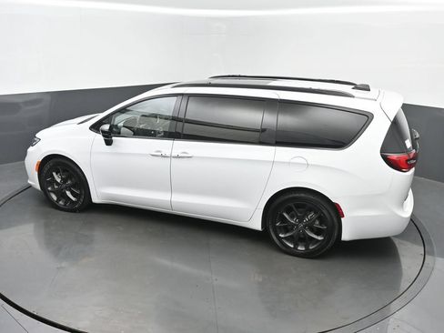 Used 2025 Chrysler Pacifica Limited FWD image 44