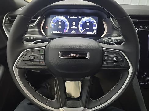Used 2025 Jeep Grand Cherokee Laredo w/ Luxury Tech Group I AWD/4WD image 18