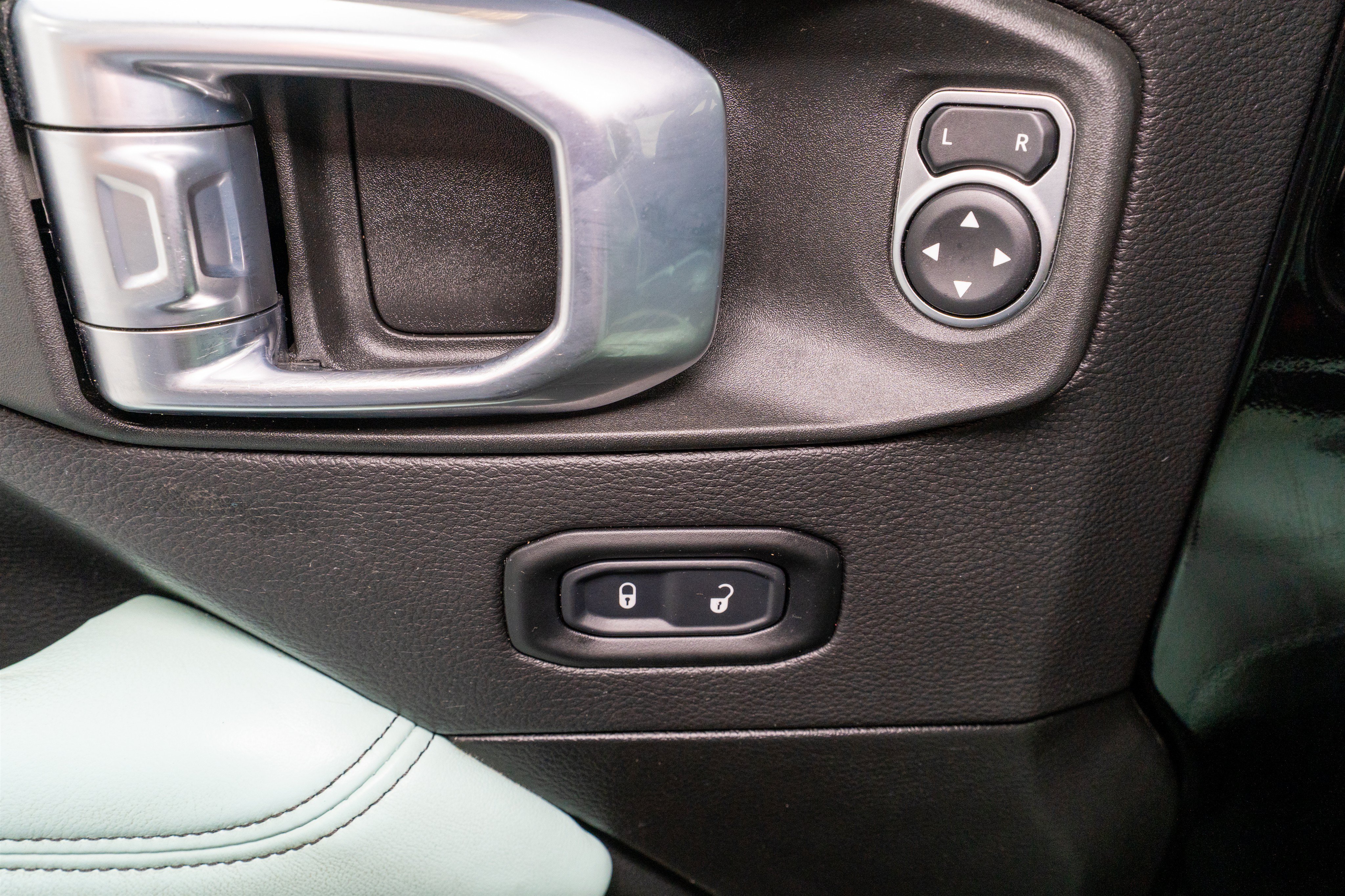 Used 2022 Jeep Wrangler Unlimited Sahara AWD/4WD image 14