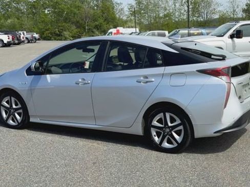 Used 2017 Toyota Prius Three Touring FWD image 6