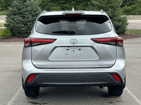 Used 2020 Toyota Highlander XLE AWD/4WD image 4