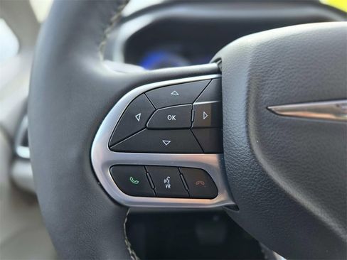 Used 2024 Chrysler Pacifica Touring-L image 21