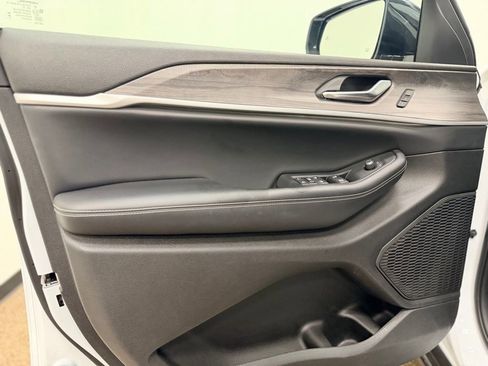 Used 2024 Jeep Grand Cherokee Limited image 11