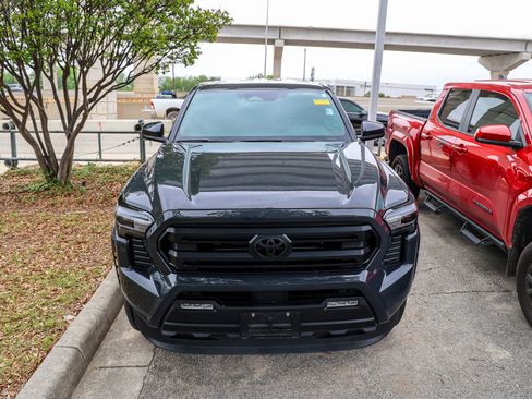 Used 2025 Toyota Tacoma SR5 image 5