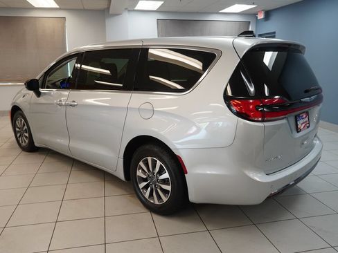 Used 2024 Chrysler Pacifica Limited FWD image 9