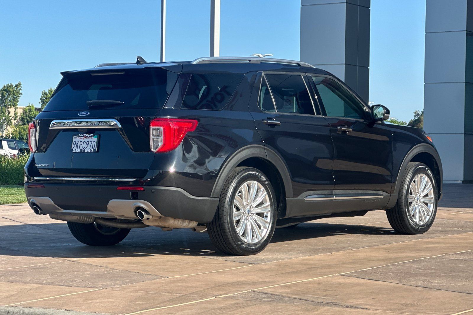Used 2023 Ford Explorer Limited w/ Limited Technology Package RWD image 4