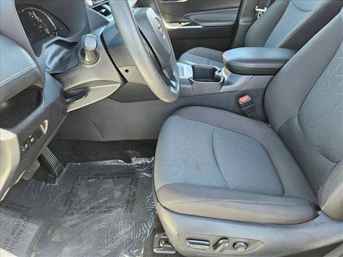 Used 2025 Toyota RAV4 XLE image 15