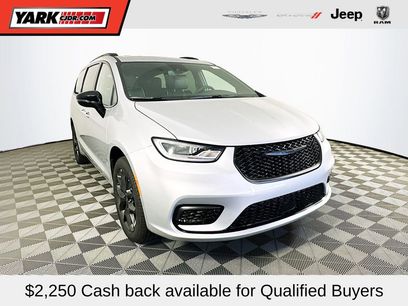 New 2026 Chrysler Pacifica Limited w/ S Appearance Package