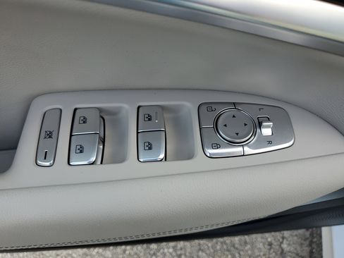 Used 2023 Genesis G70 2.0T image 17