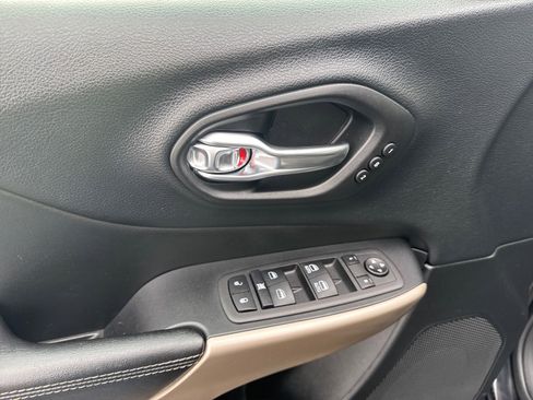 Used 2017 Jeep Cherokee Limited w/ Luxury Group image 7