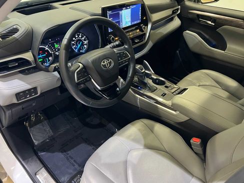 Certified 2020 Toyota Highlander Limited Platinum image 2