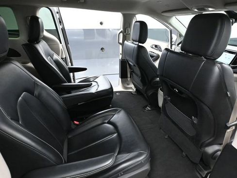 Used 2023 Chrysler Pacifica Touring-L image 44