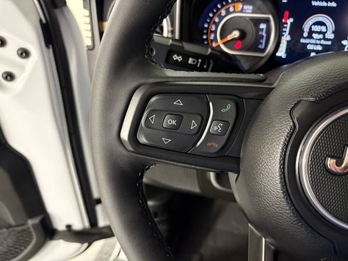 Used 2025 Jeep Gladiator Sport AWD/4WD image 19