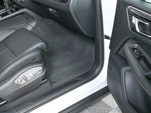 Certified 2025 Porsche Macan image 29