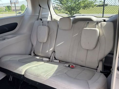 Used 2017 Chrysler Pacifica Touring FWD image 13