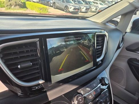 Used 2023 Chrysler Pacifica Touring-L image 25