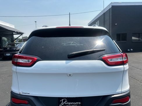 Used 2016 Jeep Cherokee Trailhawk w/ Leather Interior Group AWD/4WD image 27