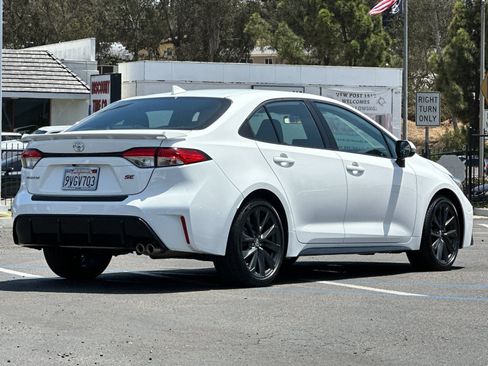 Used 2025 Toyota Corolla SE w/ SE Premium Package FWD image 5